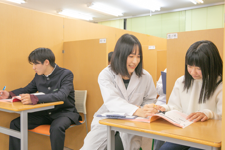 先生１人に生徒２人までの個別指導で、とことん向き合う、メキメキわかる。